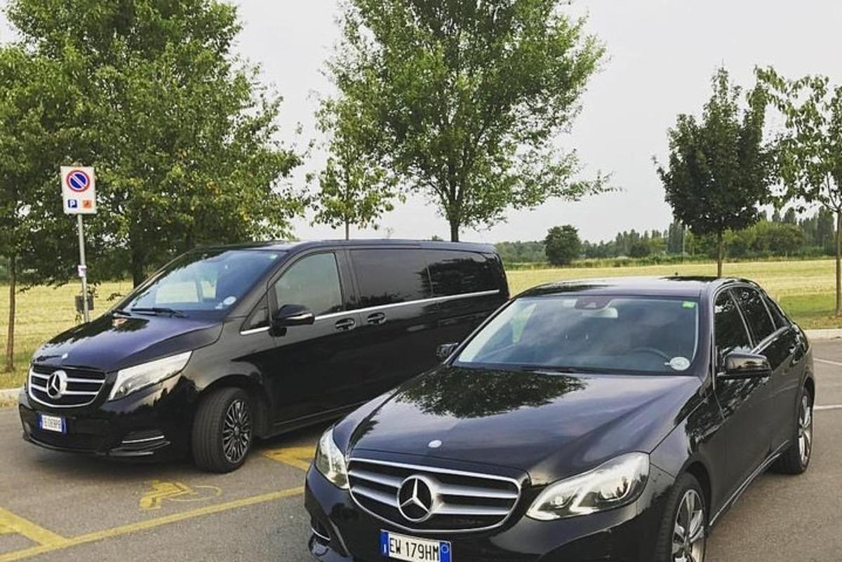 Dos coches aparcados uno al lado del otro en un estacionamiento