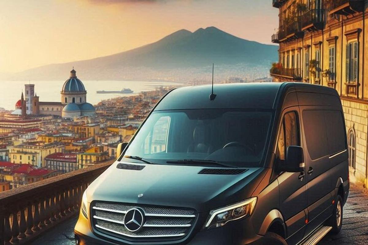un furgone parcheggiato su una strada con vista sulla città