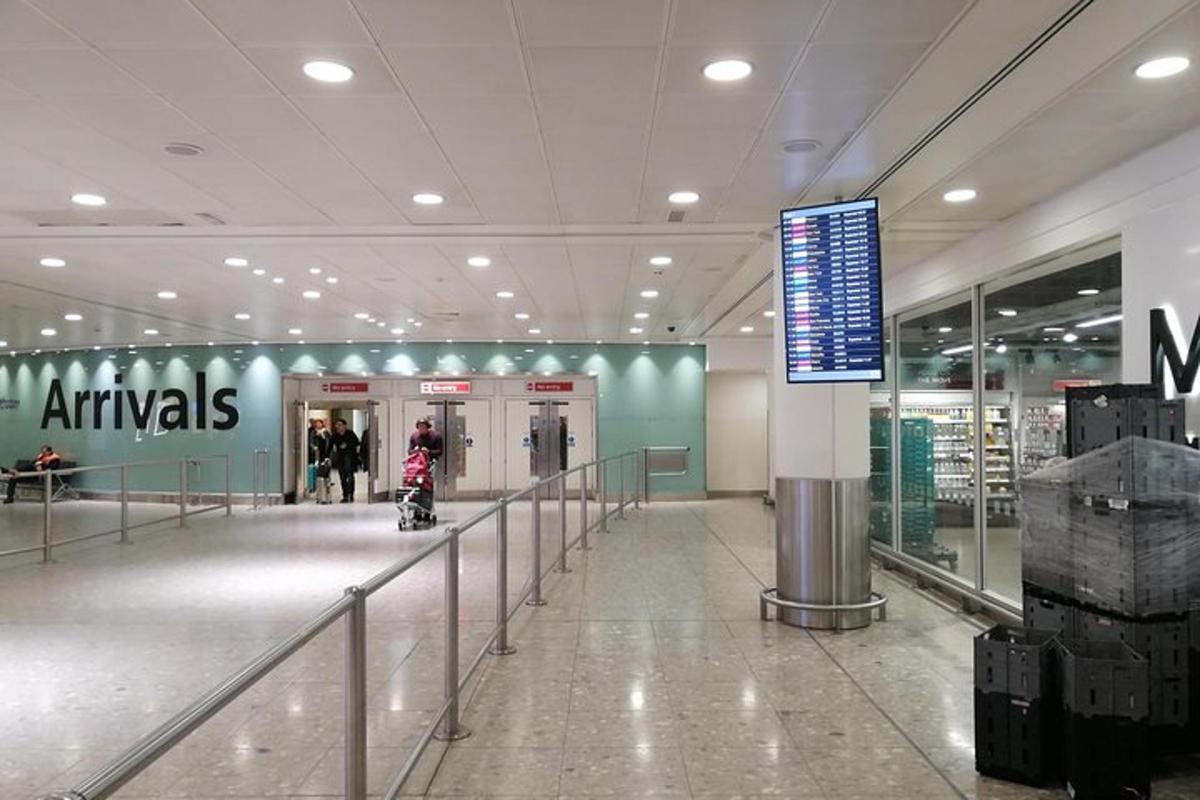 un centro commerciale con un cartello al centro