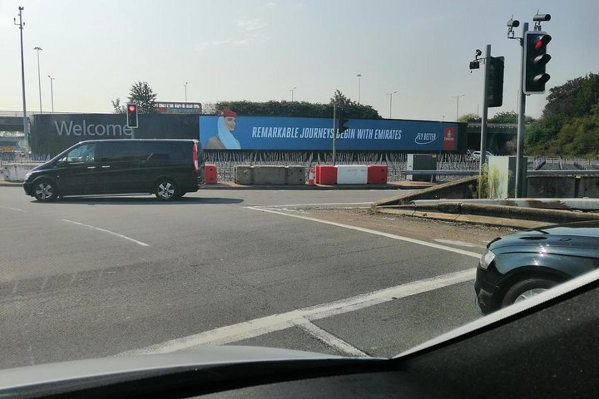 una furgoneta circulant per un carrer amb un semàfor
