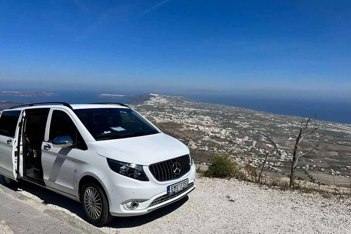 um carro branco estacionado no topo de uma montanha