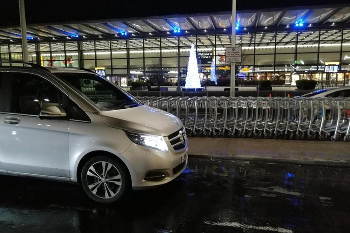 una piccola macchina argentata parcheggiata in un parcheggio
