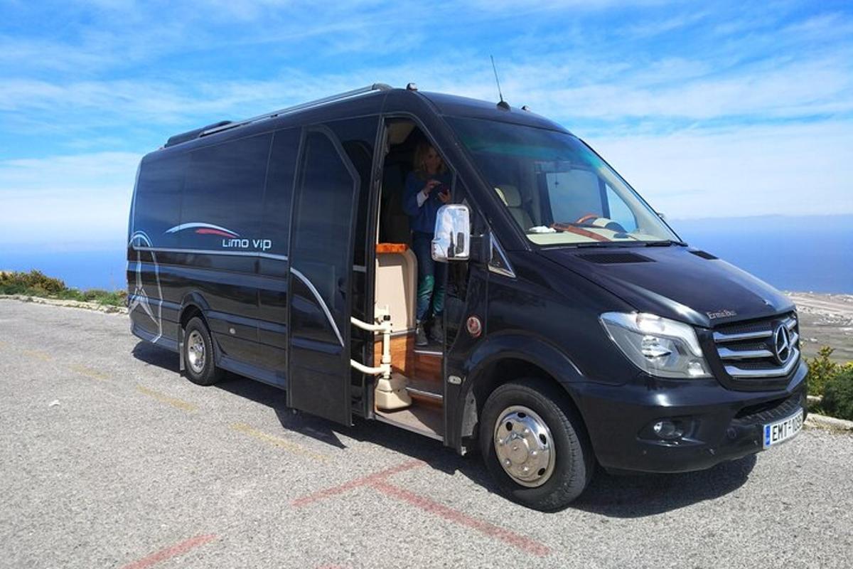 uma van preta estacionada na beira de uma estrada