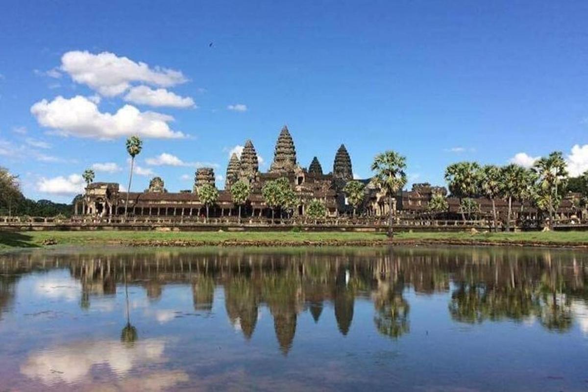 un edificio con un riflesso nell'acqua di fronte