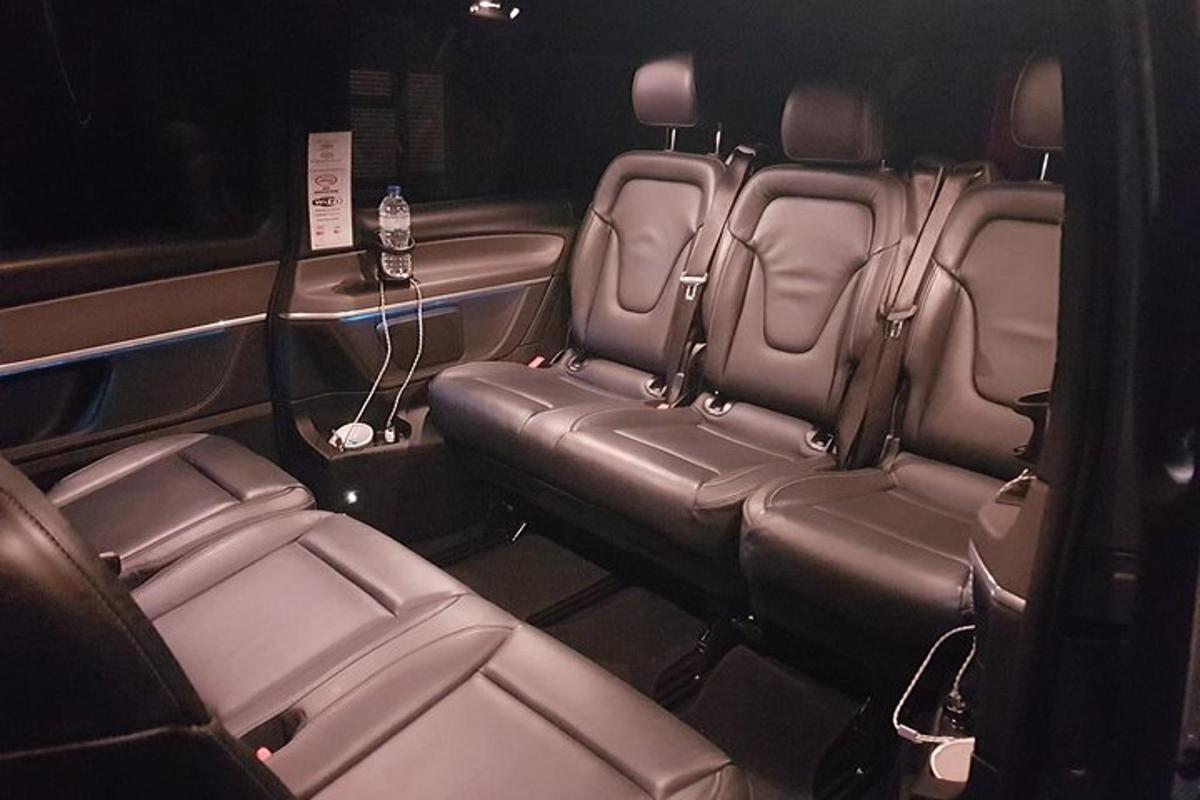 una vista dei sedili posteriori di un'auto