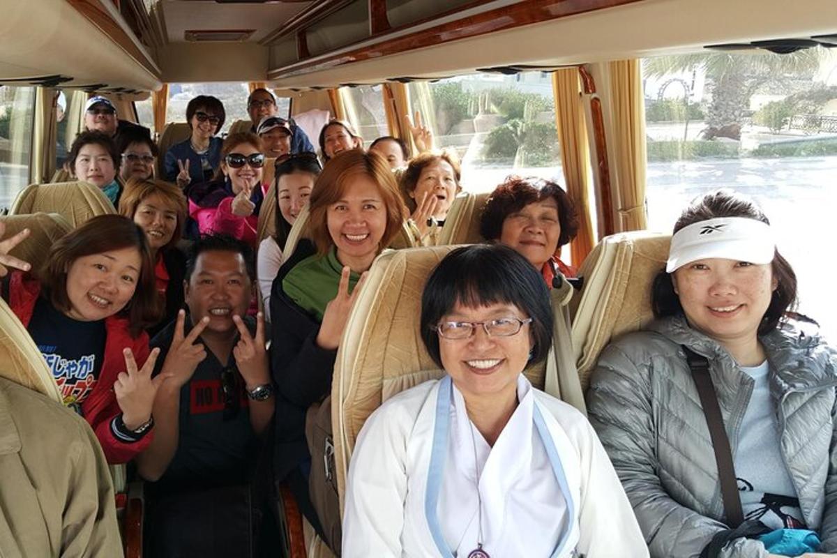 um grupo de pessoas sentadas em um ônibus