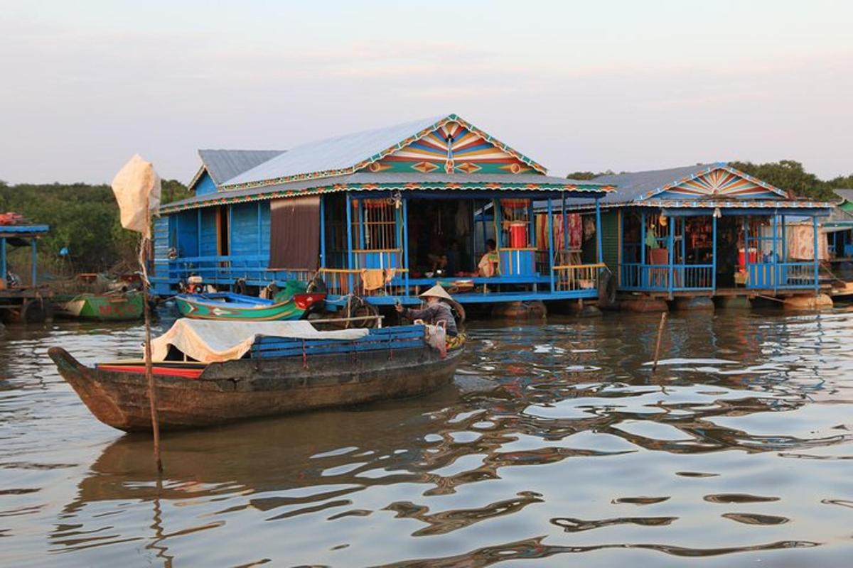 una casa su una barca in uno specchio d'acqua