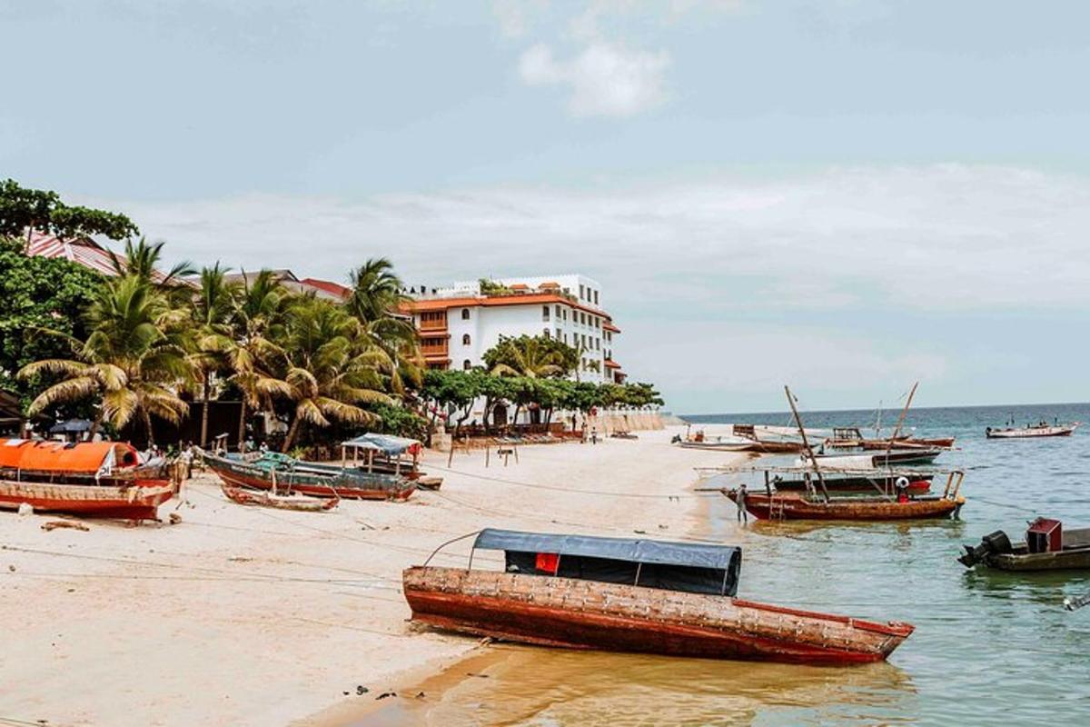isang beach na may mga bangka sa tubig at isang gusali