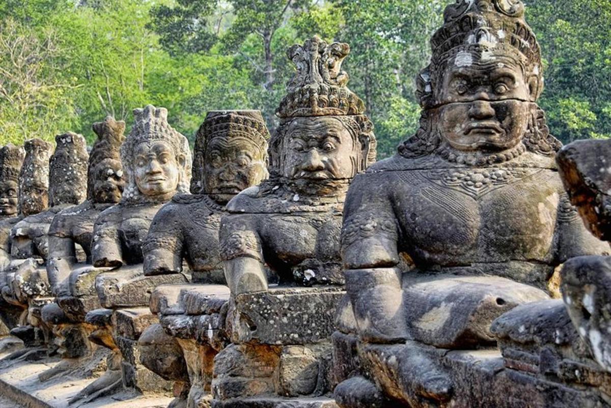 một hàng tượng đá nằm cạnh nhau