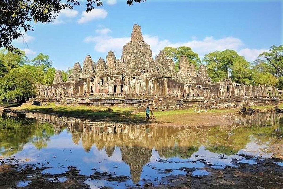 một người đứng trước một tòa nhà đá lớn