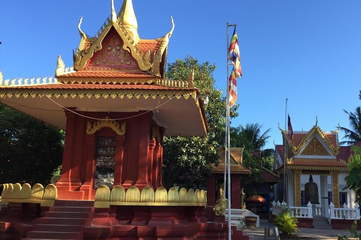 một ngôi chùa có lá cờ trước tòa nhà