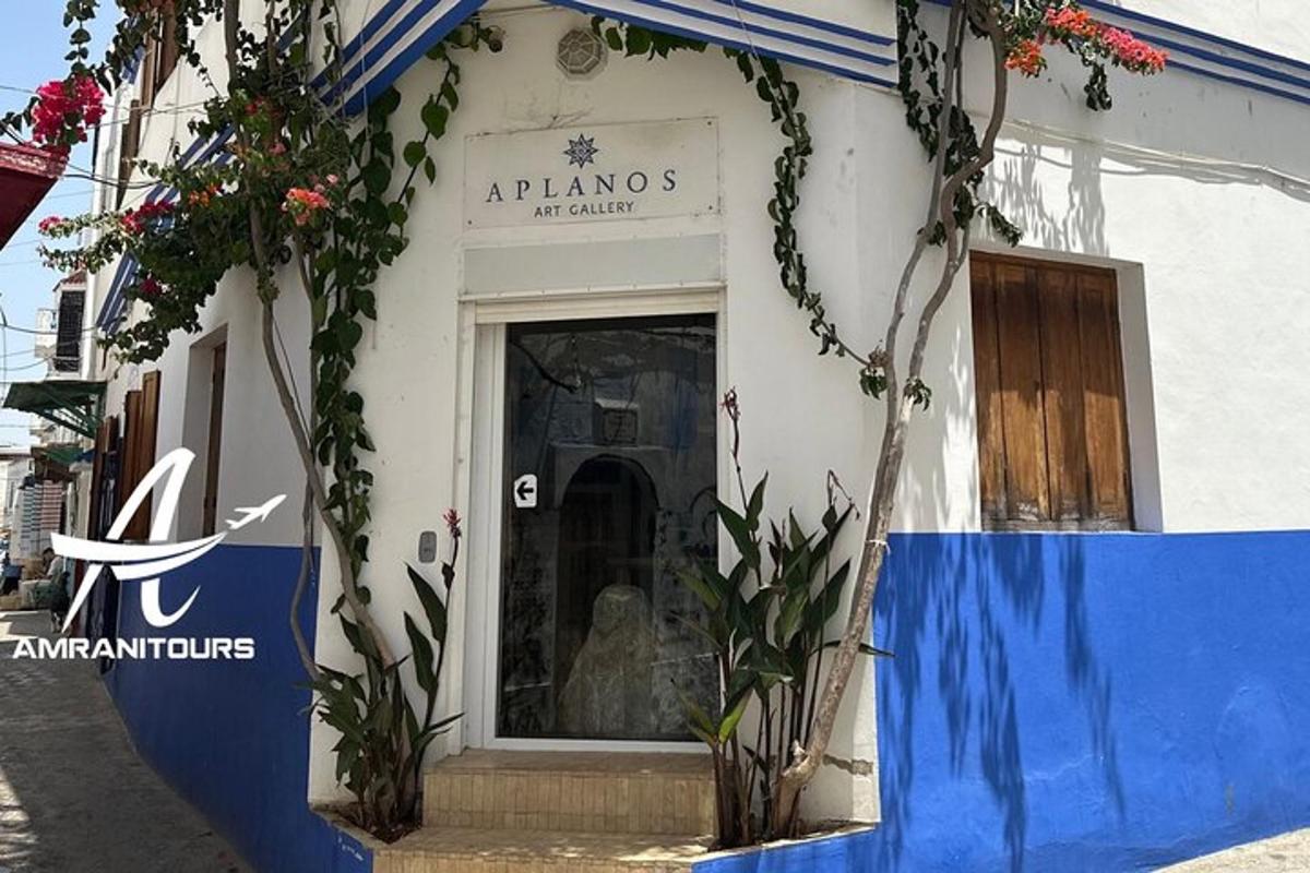 un edificio blu e bianco con un cartello sopra