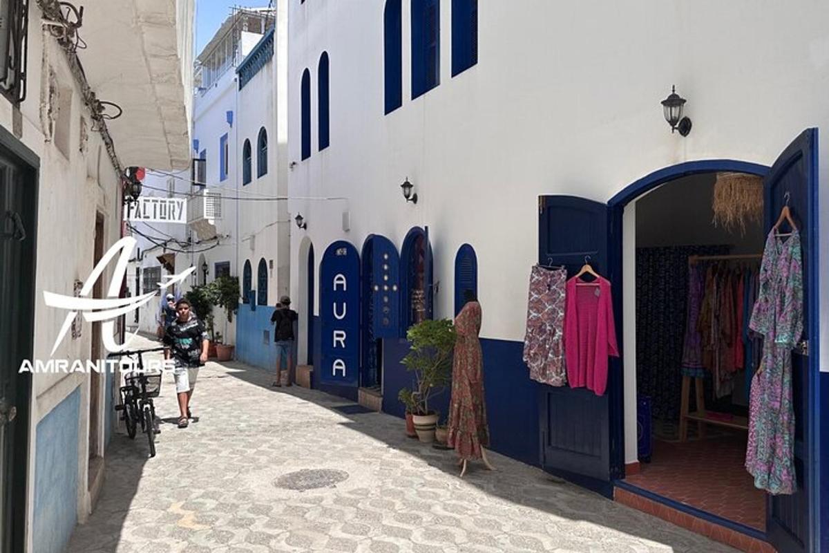 una donna che cammina lungo una strada con edifici blu e bianchi