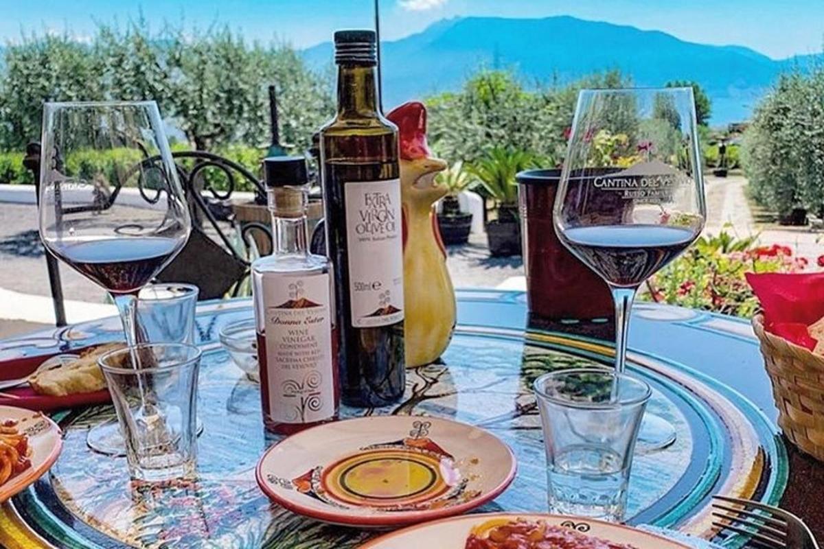 un tavolo con due bicchieri di vino sopra