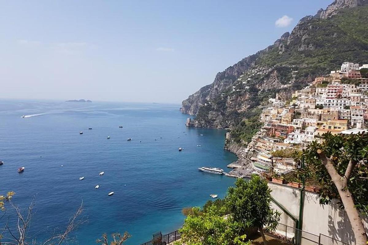 Vaade Amalfi rannikule, kus vees on paate