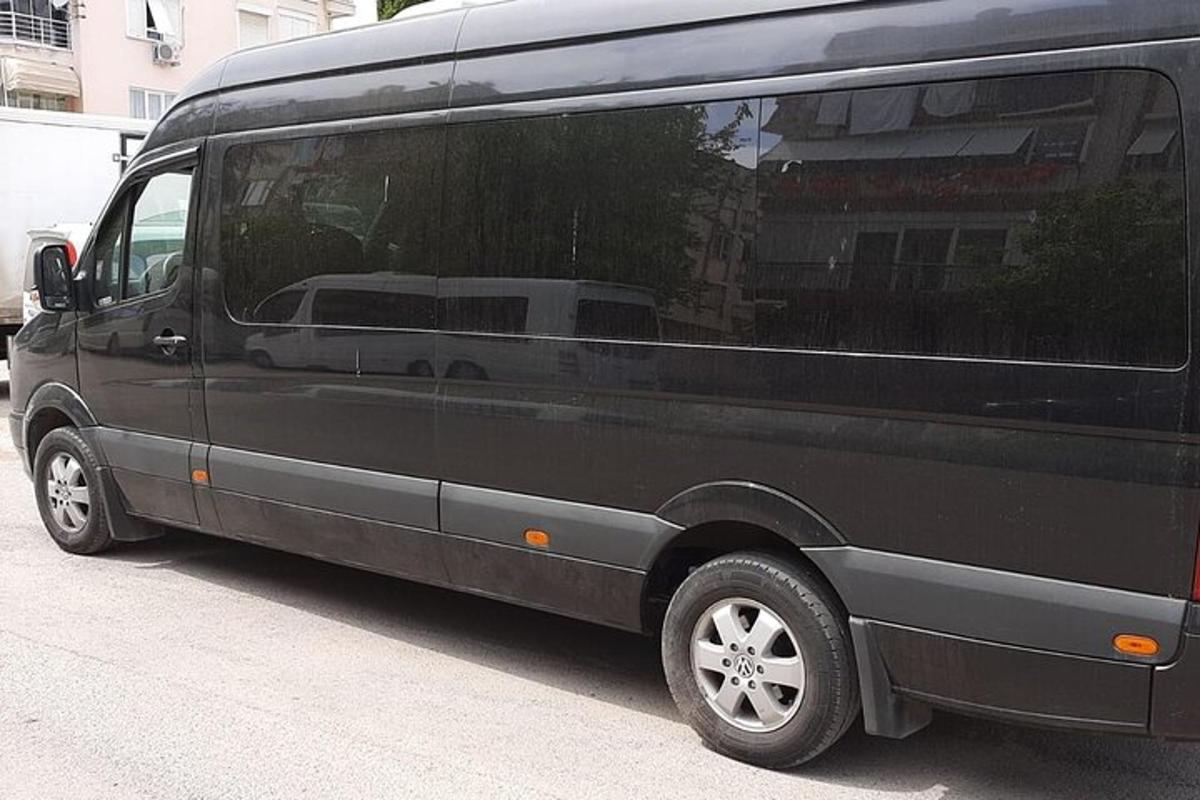 ένα μαύρο βαν παρκαρισμένο στην άκρη ενός δρόμου