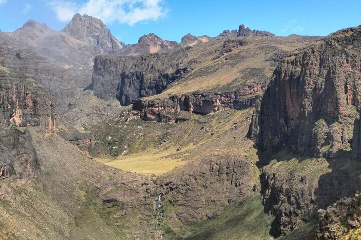 una vista aérea de un cañón con montañas