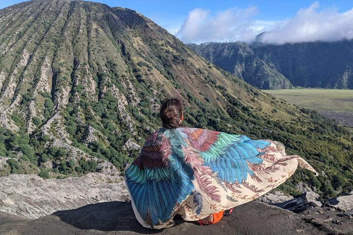 seseorang sedang berdiri di atas gunung