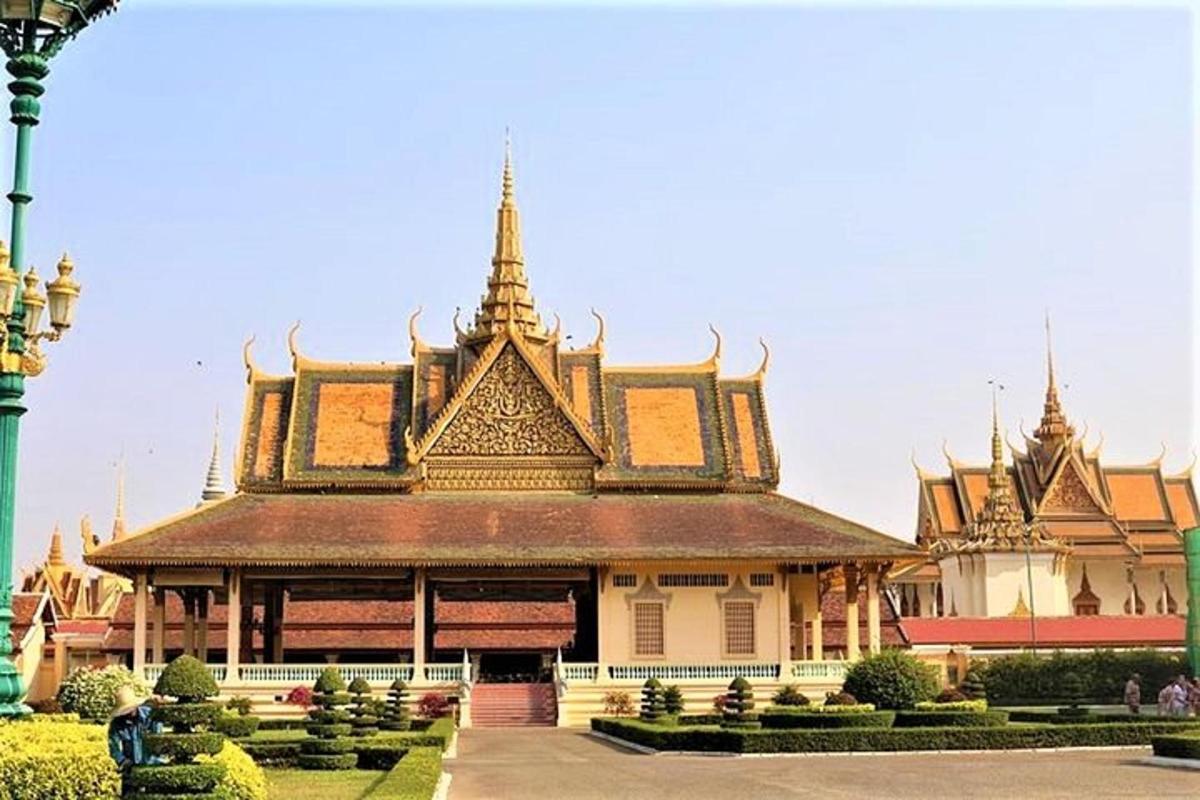 un edificio con una pagoda encima