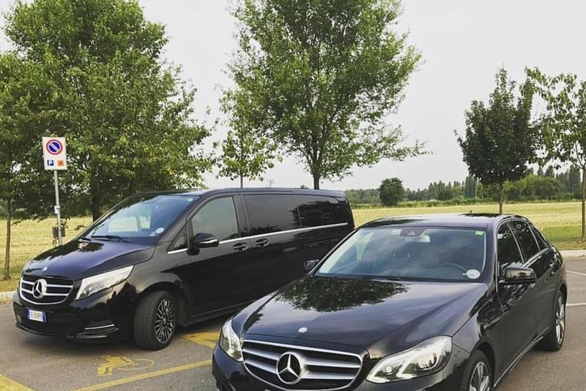 dvě auta zaparkovaná vedle sebe na parkovišti