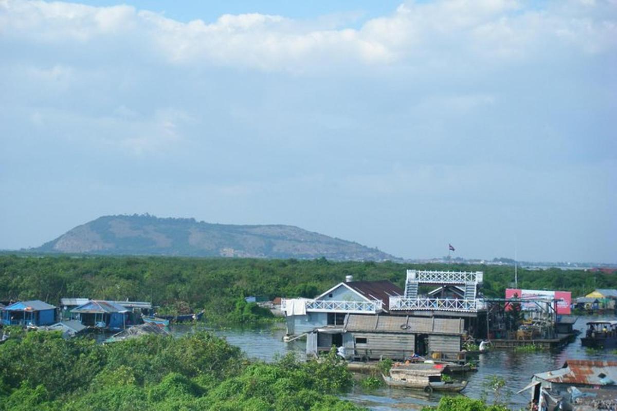 Un río con un montón de casas sobre el agua.