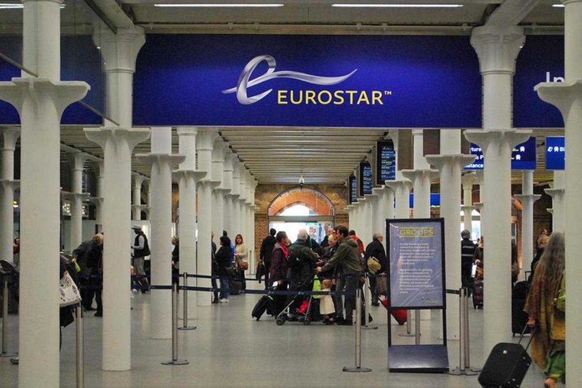Grupa ludzi spacerująca po lotnisku