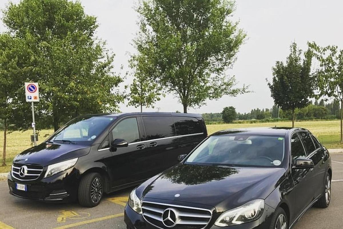 dvě auta zaparkovaná vedle sebe na parkovišti