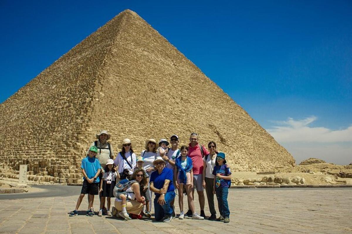 un grup de oameni care stau în fața unei piramide
