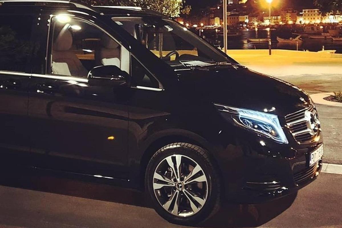 černé auto zaparkované na parkovišti v noci