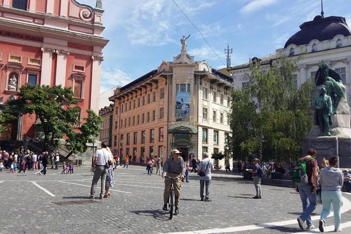 hópur fólks sem stendur í kring á götu í borginni