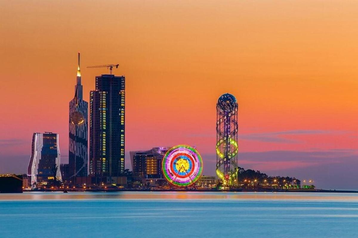 uno skyline della città al tramonto con una ruota panoramica e edifici