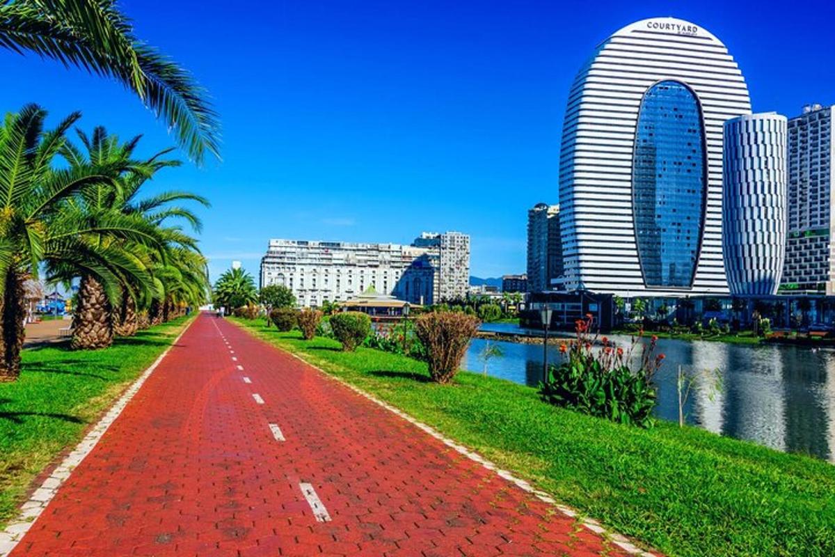 una strada rossa di fronte a una città con edifici