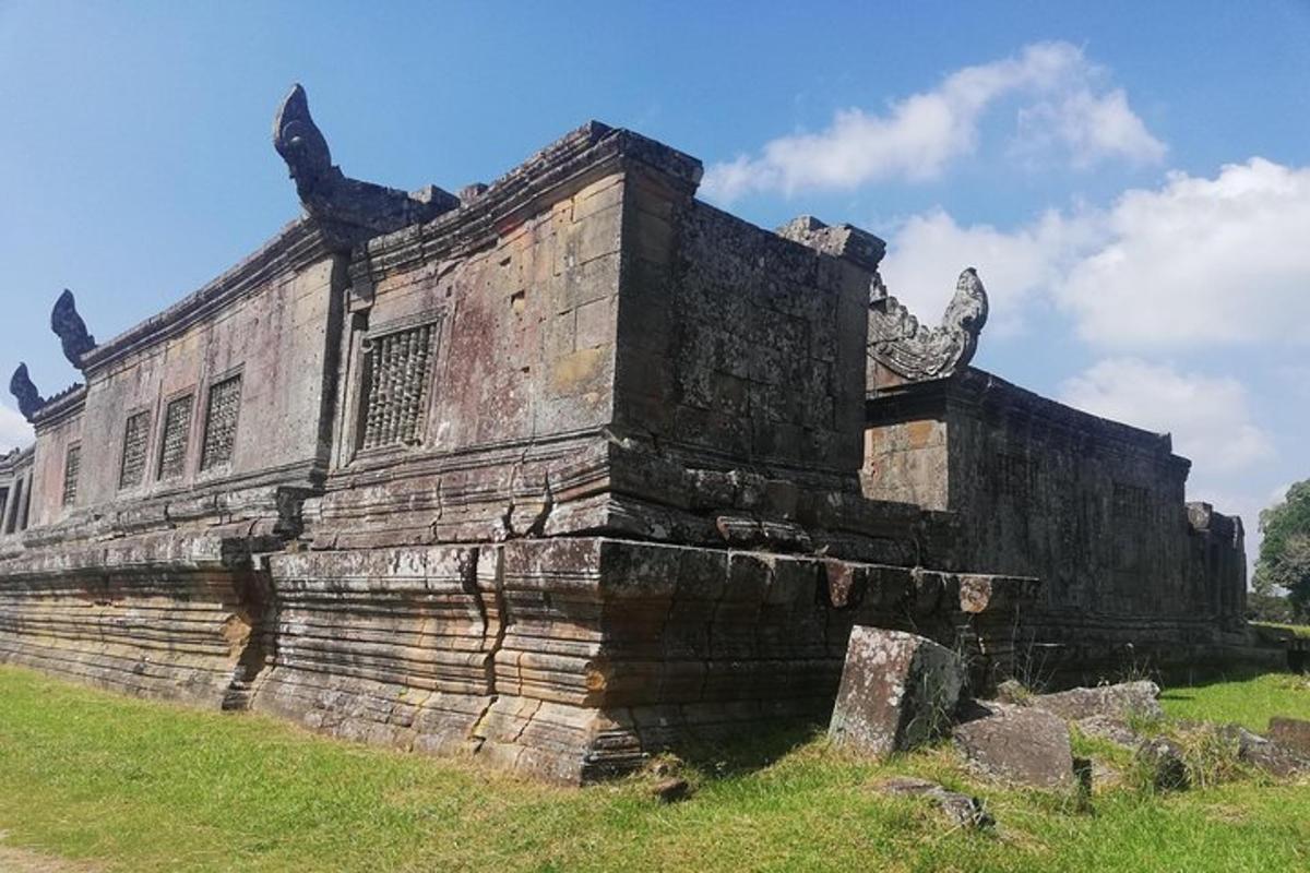 sebuah bangunan batu lama di atas padang rumput