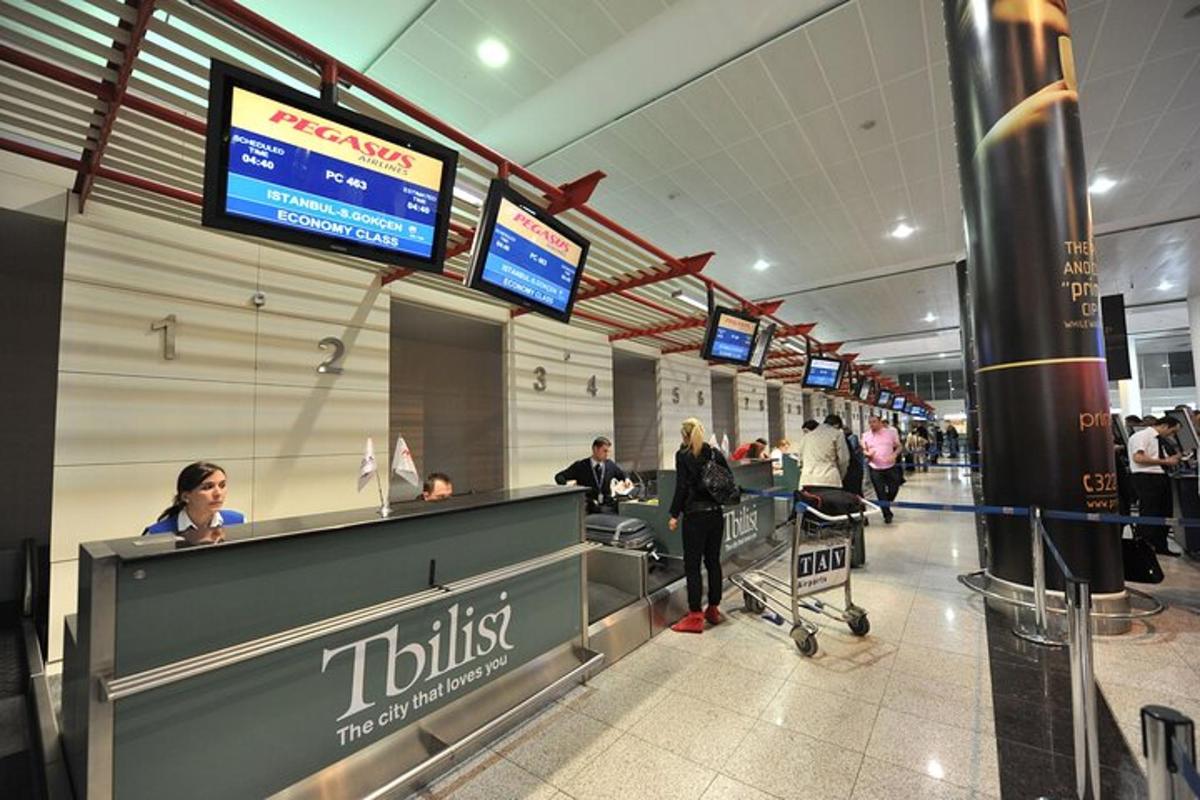 uno sportello del check-in in un aeroporto con persone