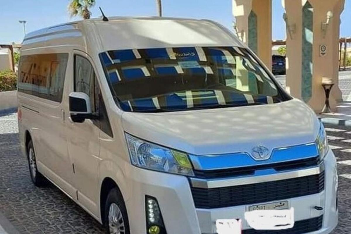 Ένα άσπρο βαν είναι παρκαρισμένο σε έναν δρόμο