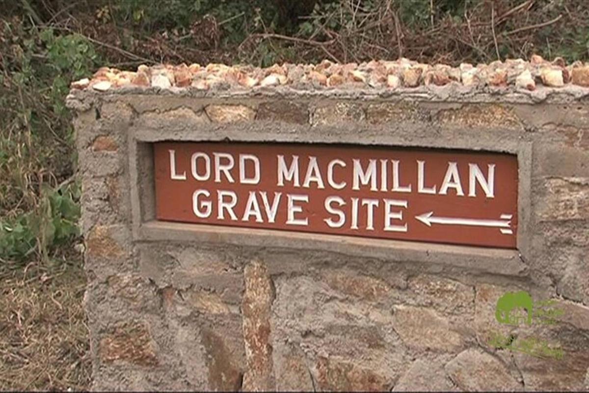 znak za grobišče lorda Macmillana