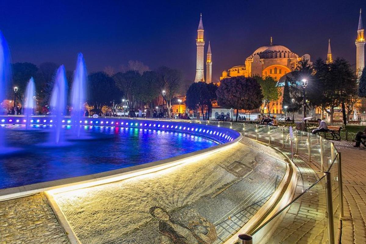 szökőkút egy mecset előtt éjszaka