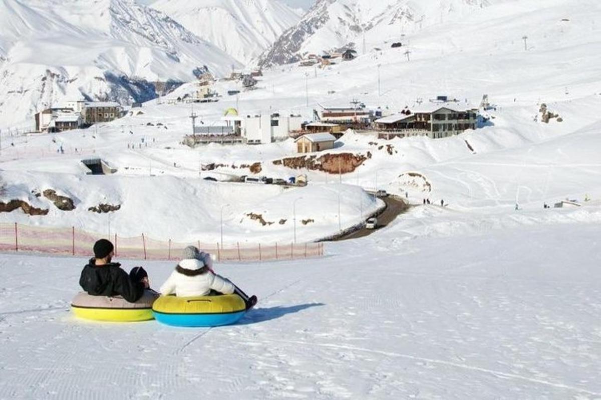Δύο άνθρωποι κάνουν snowboard στο χιόνι