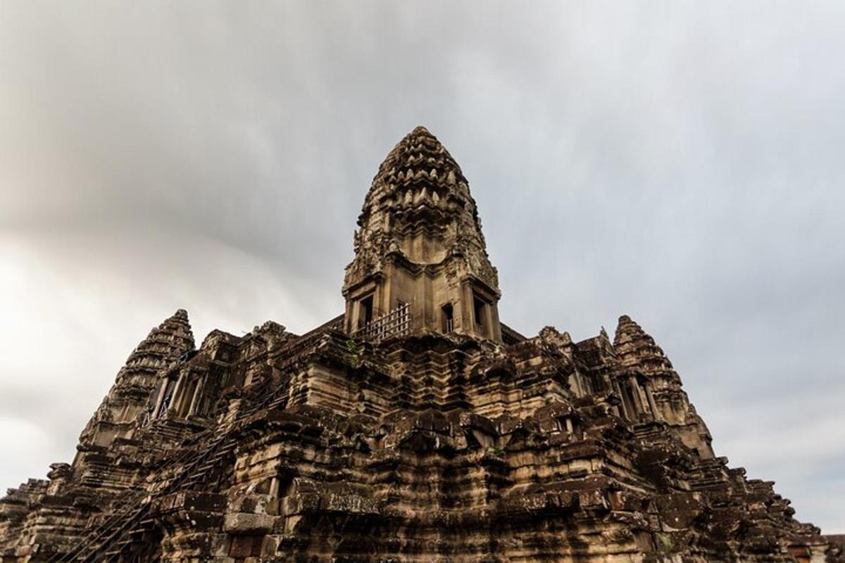 một tòa nhà có một tòa tháp ở trên đỉnh
