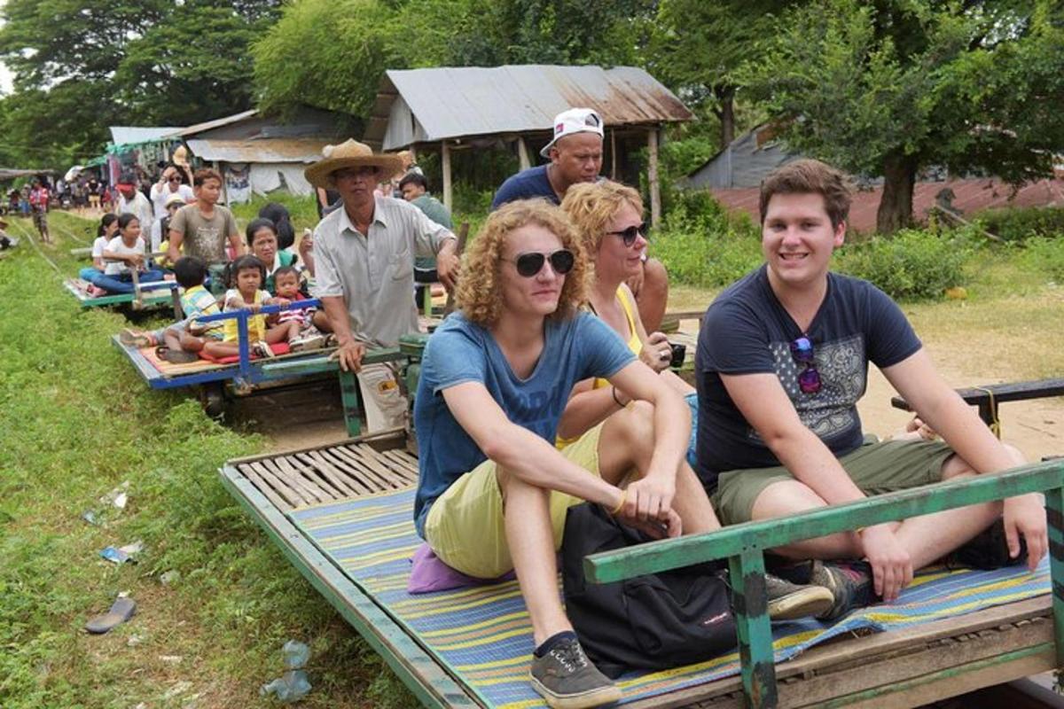 een groep mensen die achterop een vrachtwagen zitten
