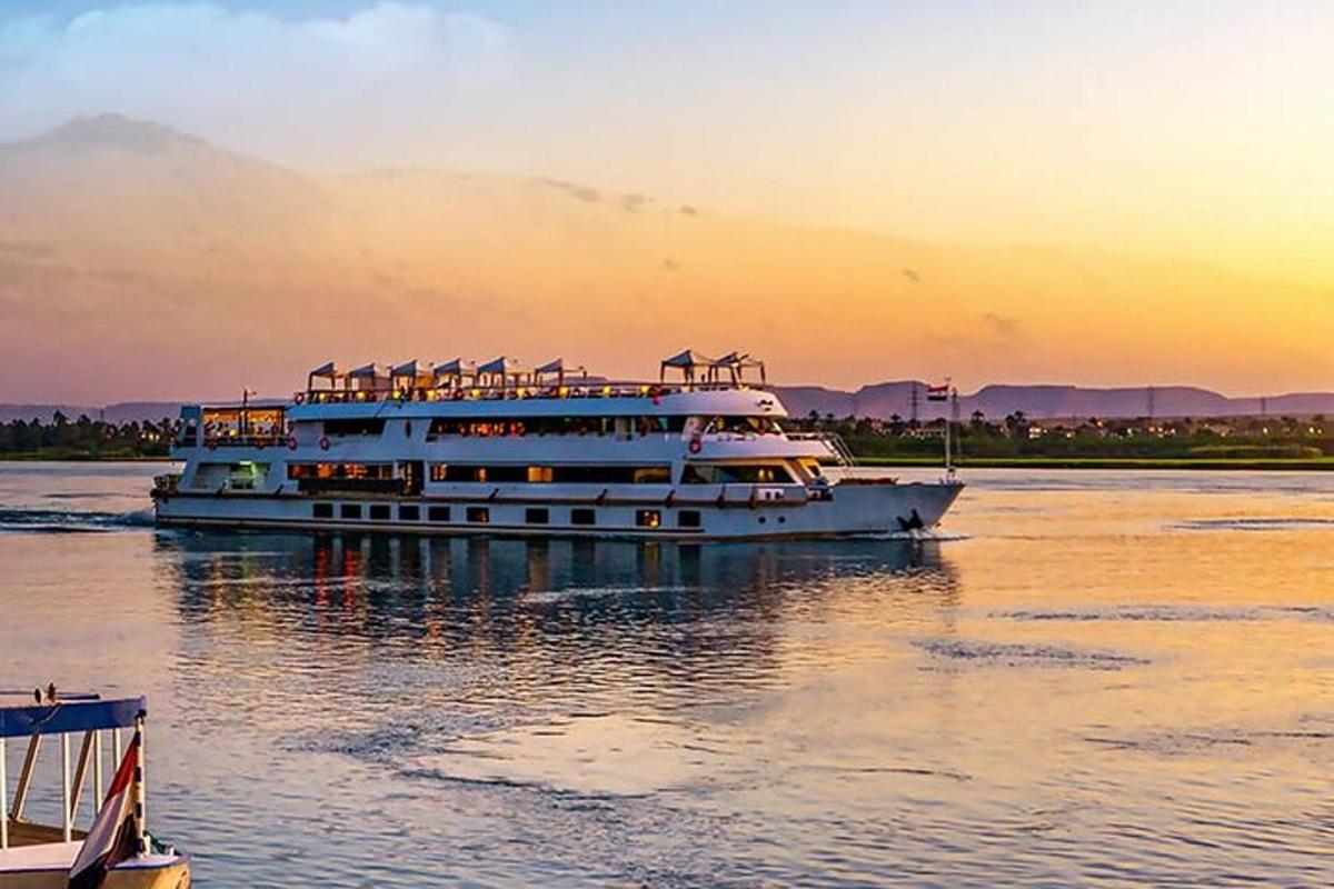 un traghetto sull'acqua al tramonto
