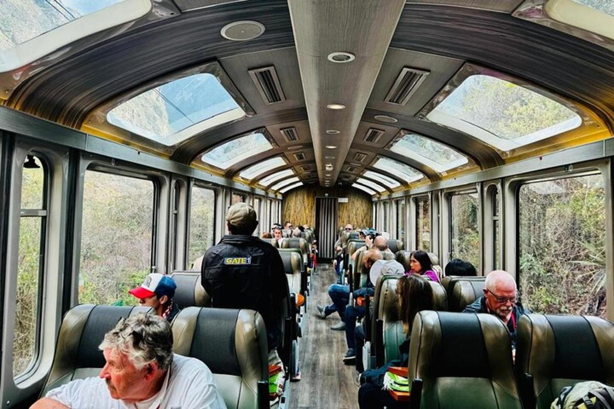 sekumpulan orang yang menaiki kereta api dengan tingkap