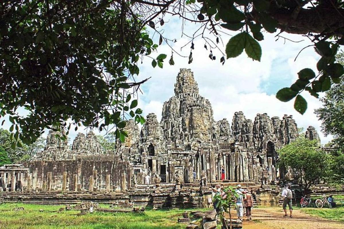 um grupo de pessoas em pé em frente a um templo