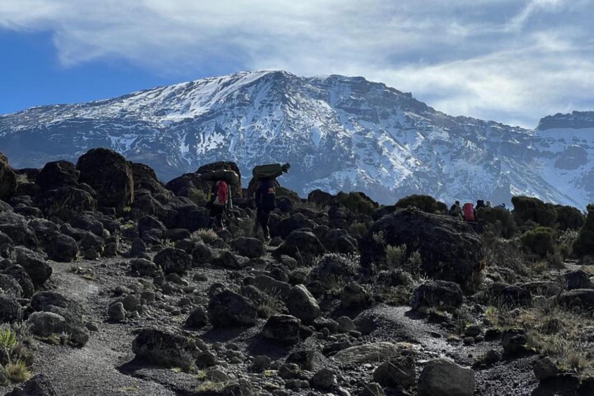 un gruppo di persone che camminano su una montagna rocciosa