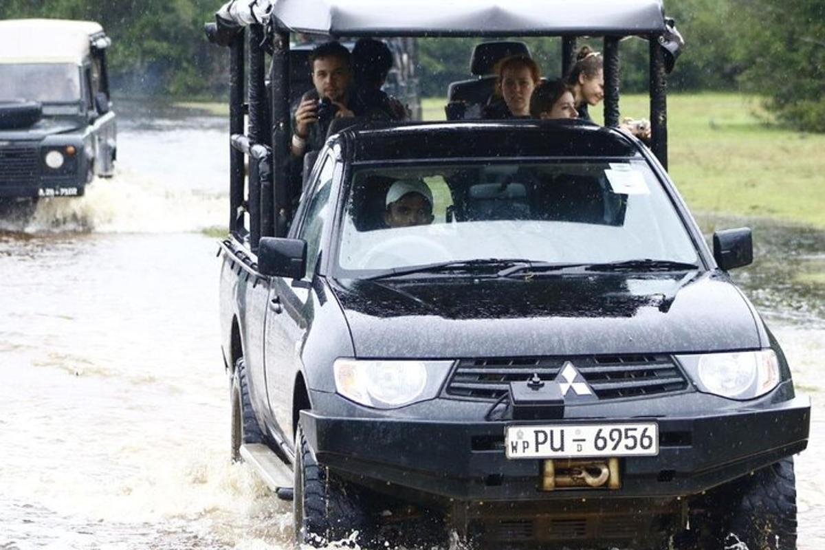 um grupo de pessoas andando em um veículo na água