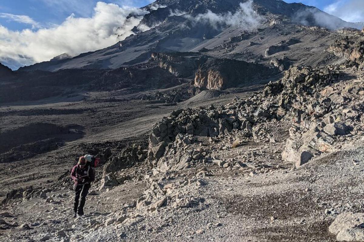 una persona che sale su una montagna con uno zaino