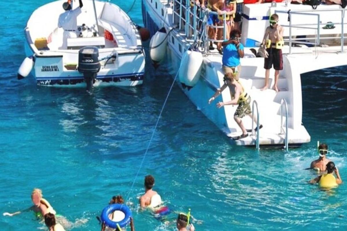 μια ομάδα ανθρώπων στο νερό κοντά σε μια βάρκα