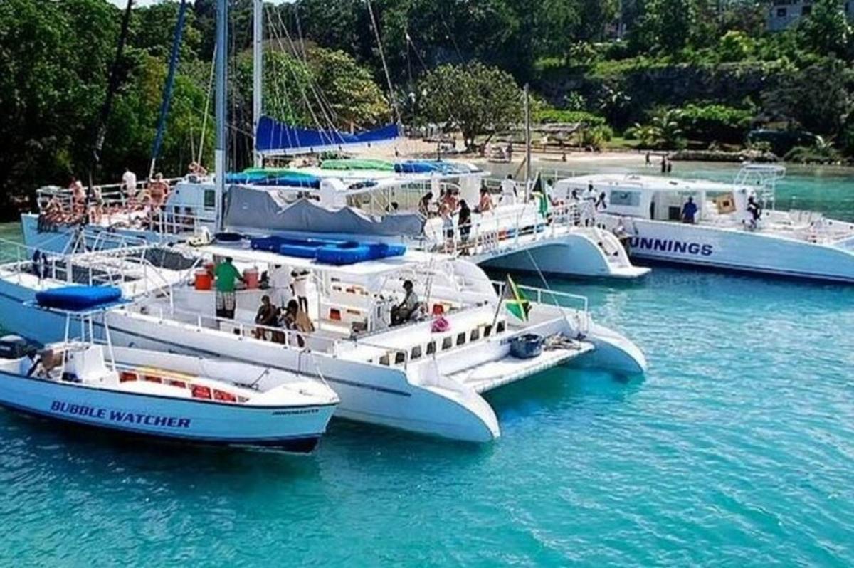 τρεις βάρκες στο νερό με ανθρώπους πάνω τους