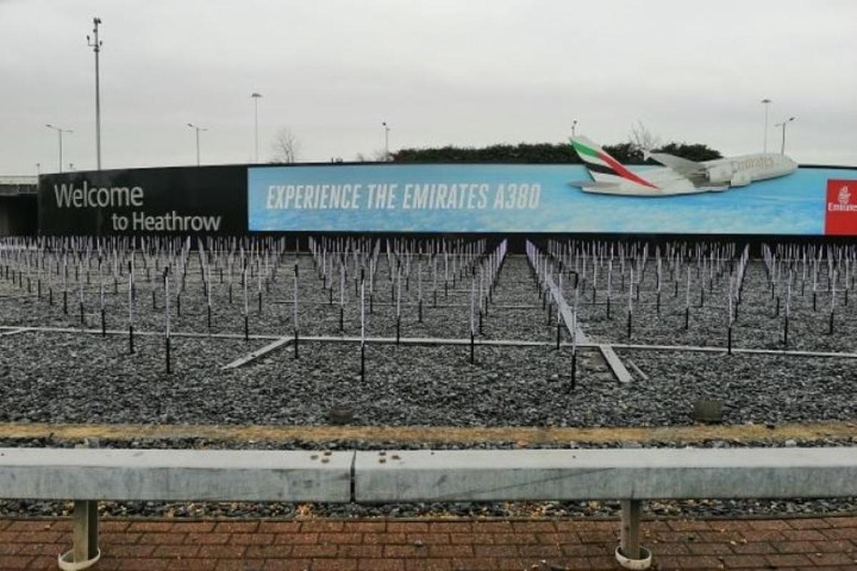 a sign that says welcome to the entrance to the airport