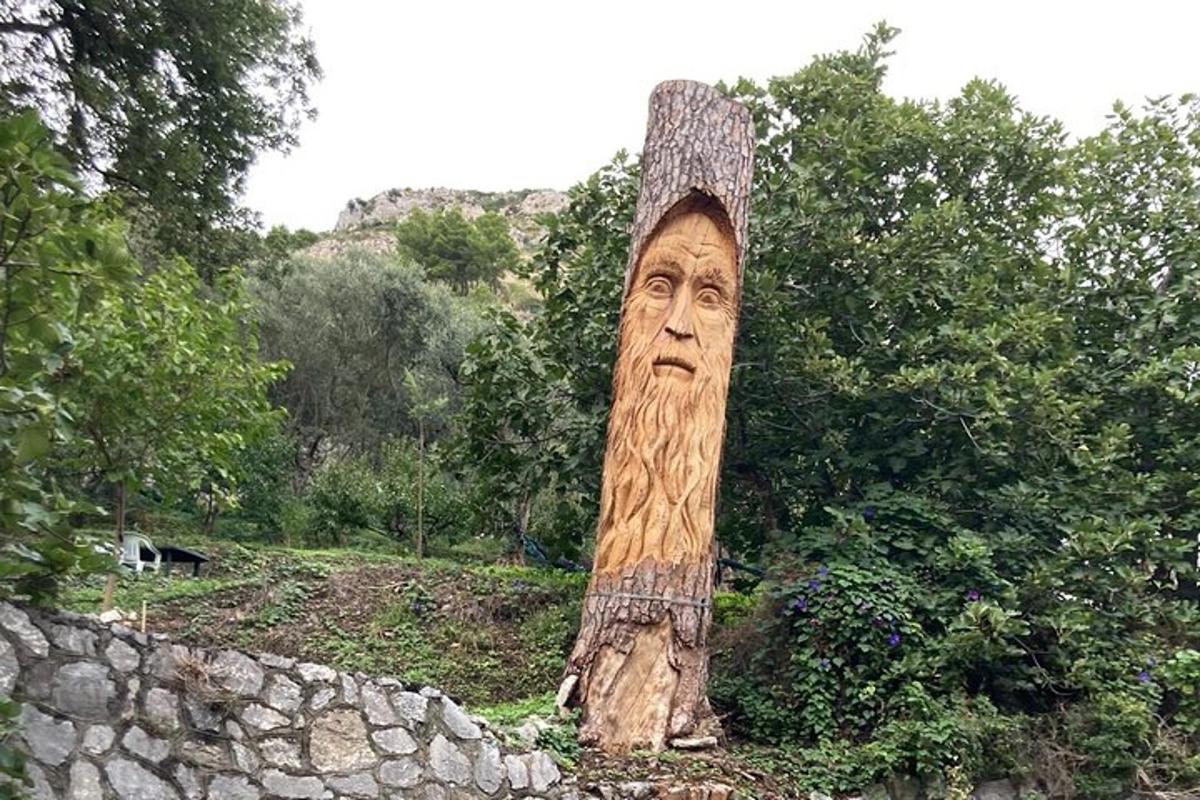 socha hlavy na pařezu